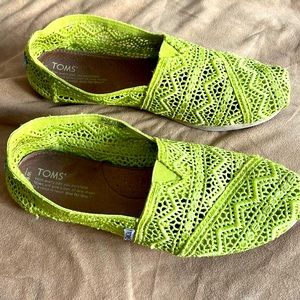 TOMS shoes, lime green crocheted pattern ‼️hardly worn!